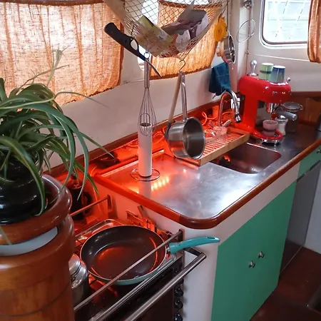 ספינת מלון Sailboat Retreat *