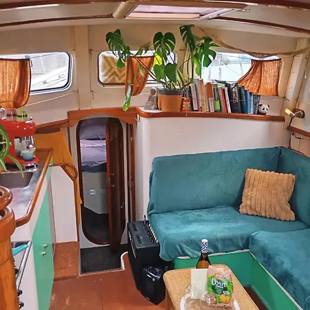 Sailboat Retreat Botel *